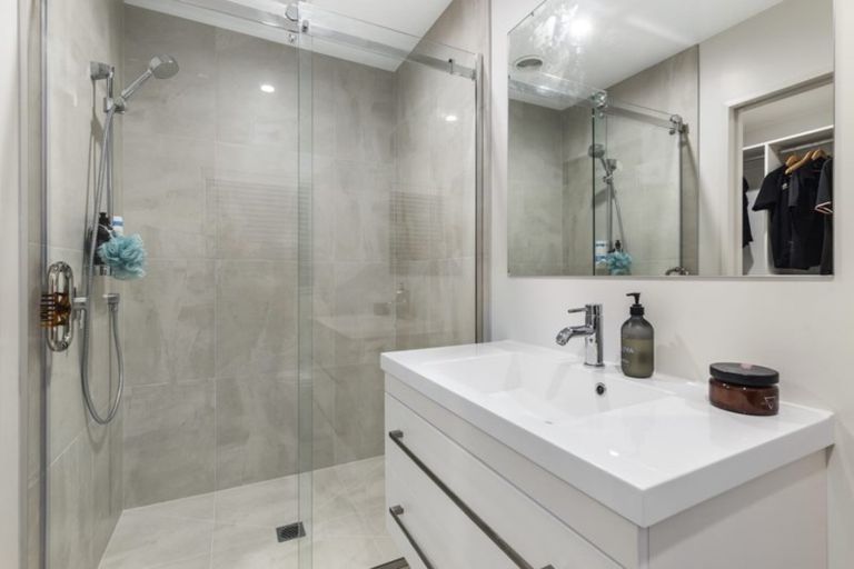 Photo of property in 102 Boord Crescent, Kumeu, 0891