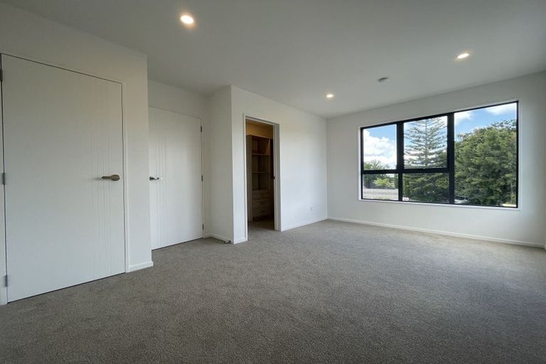 Photo of property in 1/11 Oteha Valley Road, Northcross, Auckland, 0632