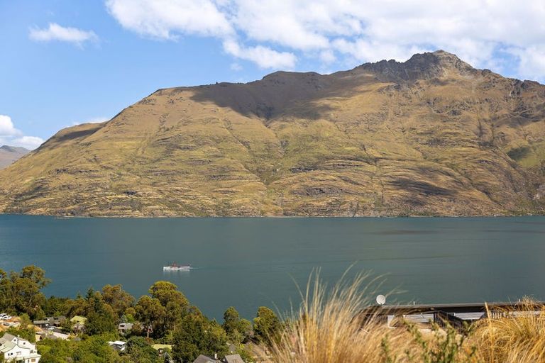 Photo of property in 64 Dart Place, Fernhill, Queenstown, 9300