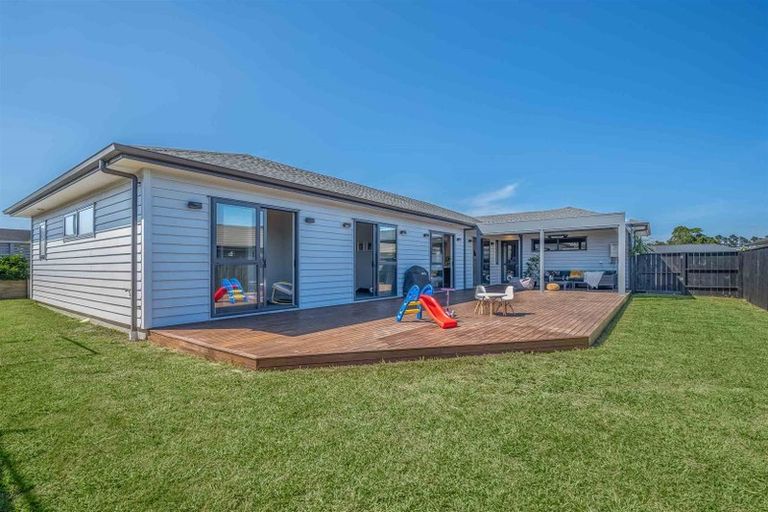Photo of property in 2 Madden Avenue, Kumeu, 0810