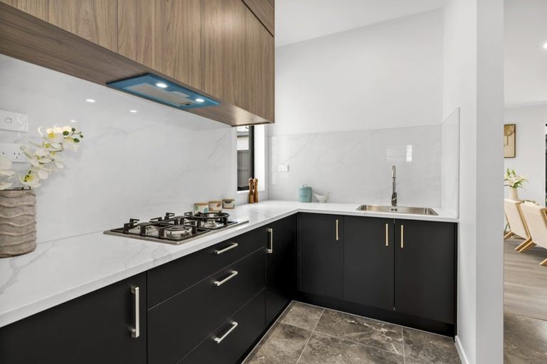 Photo of property in 8 Pineview Drive, Rosehill, Papakura, 2113