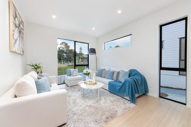 Photo of property in 7a Buisson Glade, West Harbour, Auckland, 0618