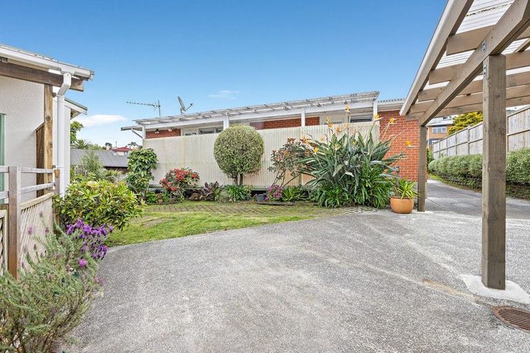 Photo of property in 17 Helvetia Drive, Browns Bay, Auckland, 0630