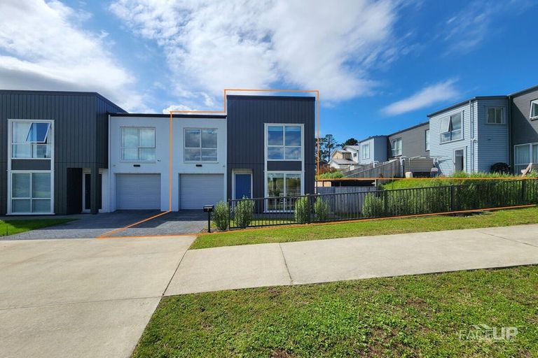 Photo of property in 2 Waimoana Close, Massey, Auckland, 0614