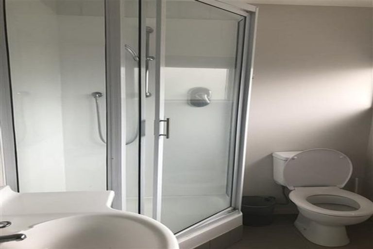 Photo of property in 6 Anchor Place, Beach Haven, Auckland, 0626