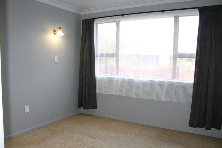 Photo of property in 18 Kilmarnock Street, Wallacetown, 9816