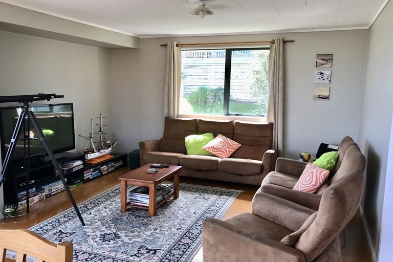 Photo of property in 2 Dudley Crescent, Cable Bay, 0420