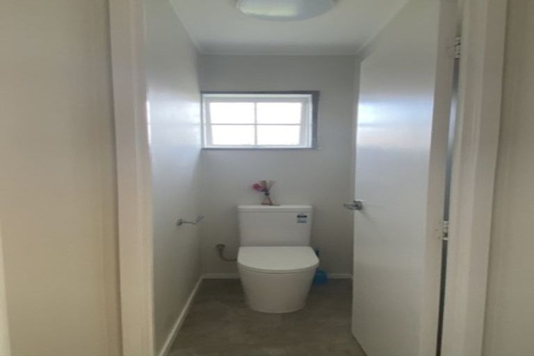 Photo of property in 1/23 Manhattan Heights, Glendene, Auckland, 0602