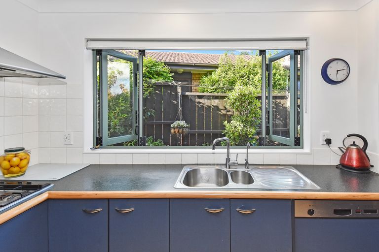 Photo of property in 2/11 The Rosebowl, Sunnyhills, Auckland, 2010