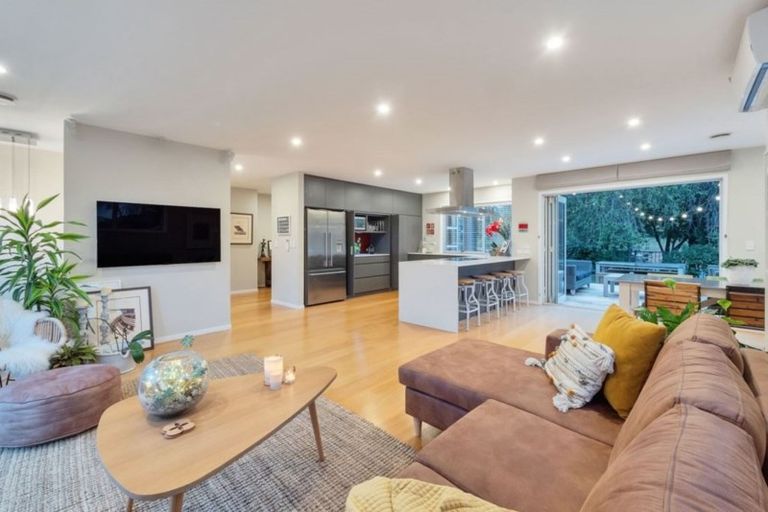 Photo of property in 15 Anakiwa Place, Milford, Auckland, 0620