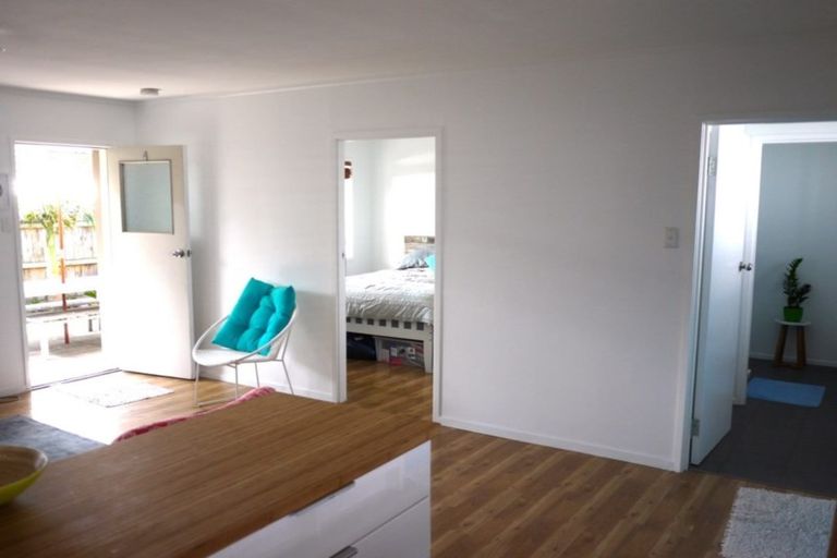 Photo of property in 4/28 William Bond Street, Stanley Point, Auckland, 0624