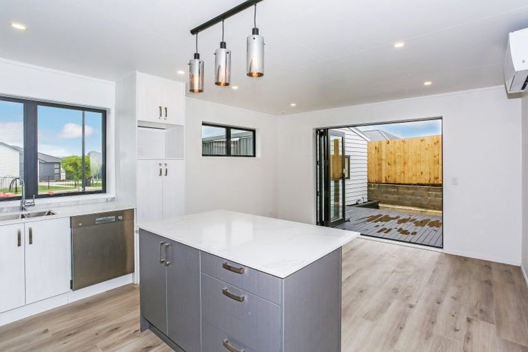 Photo of property in 16 Tahuna Minhinnick Drive, Glenbrook, 2681