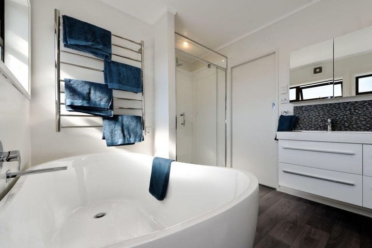 Photo of property in 15 Bodi Place, Te Atatu South, Auckland, 0610