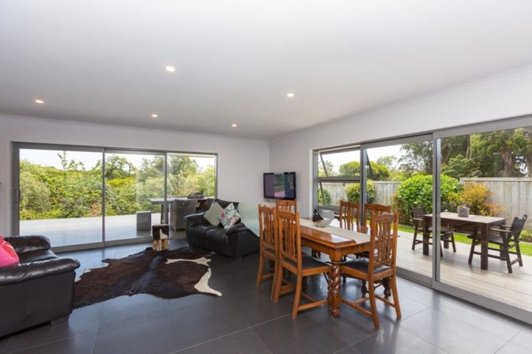 Photo of property in 11 Settlers Close, Whalers Gate, New Plymouth, 4310