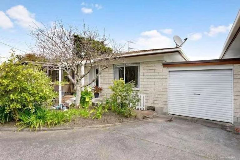 Photo of property in 1/37 Eversleigh Road, Belmont, Auckland, 0622