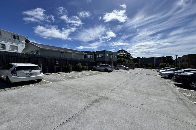 Photo of property in 83 Morihana Close, Glen Eden, 0602