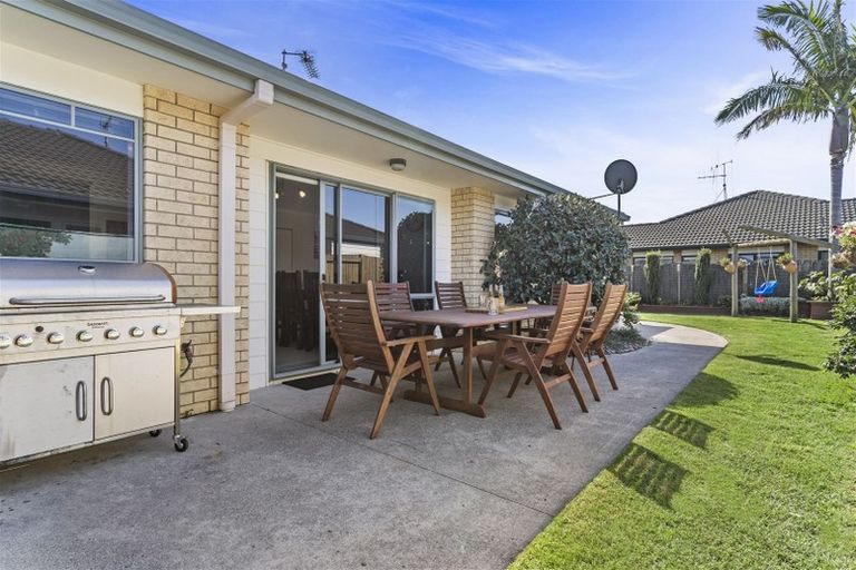 Photo of property in 33 The Gardens Drive, Papamoa Beach, Papamoa, 3118