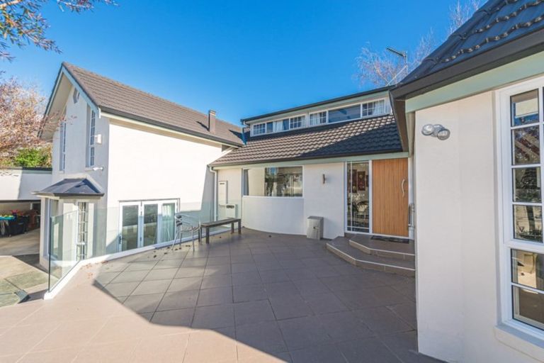 Photo of property in 2 Burtts Road, Durie Hill, Whanganui, 4500