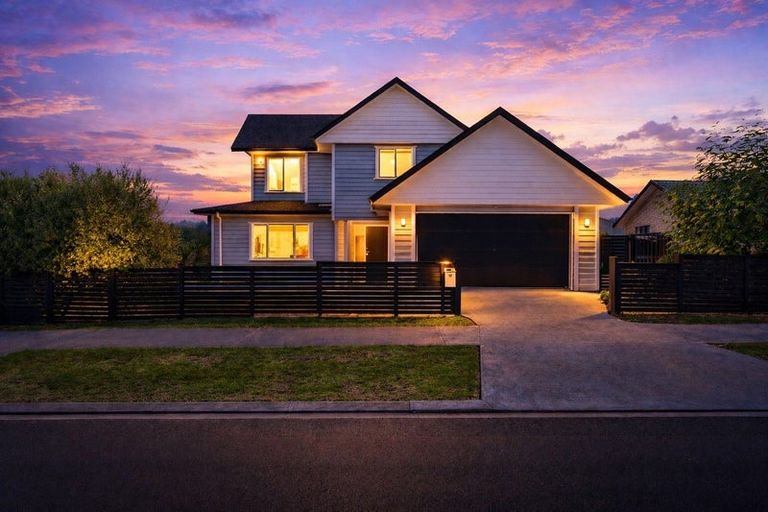 Photo of property in 17 Walter Ruddock Avenue, Kumeu, 0810