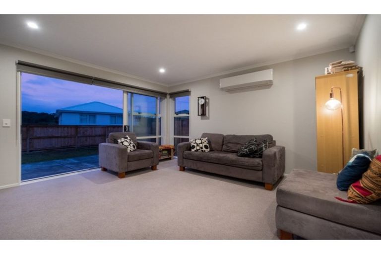 Photo of property in 6 Vincent Mcgrath Crescent, Swanson, Auckland, 0614