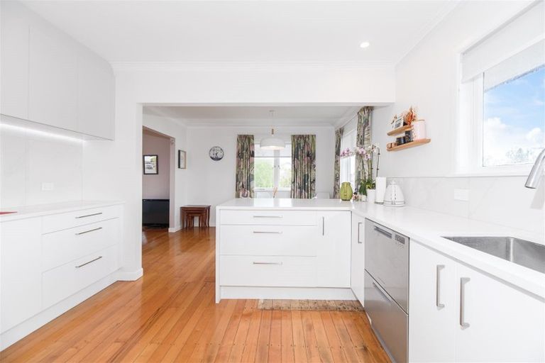 Photo of property in 19 Yeovil Road, Te Atatu Peninsula, Auckland, 0610