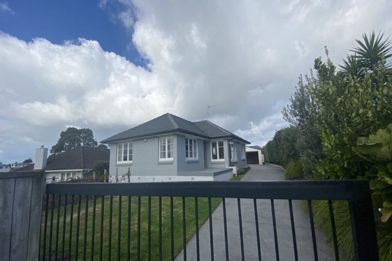 Photo of property in 5 Brookfield Road, Te Atatu Peninsula, Auckland, 0610