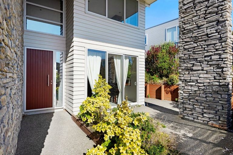 Photo of property in 52 Tamworth Crescent, Newlands, Wellington, 6037