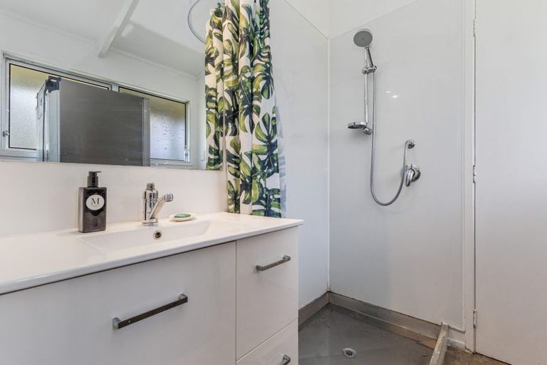 Photo of property in 13 Te Ahuahu Road, Piha, New Lynn, 0772