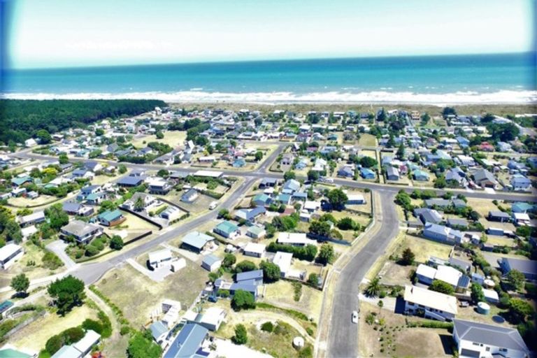 Photo of property in 13 Aranui Avenue, Waitarere Beach, Levin, 5510