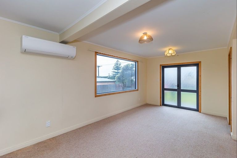 Photo of property in 32 Himatangi Street, Himatangi Beach, Foxton, 4891