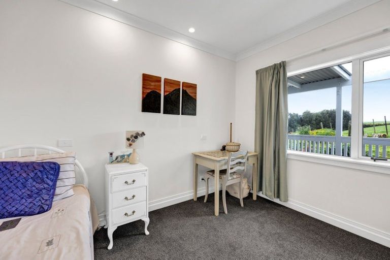 Photo of property in 43a Rawhitiroa Road, Eltham, 4398