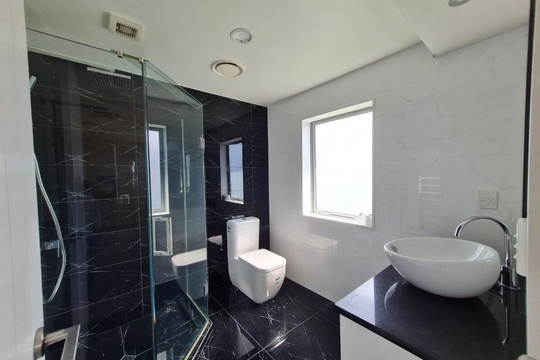 Photo of property in 109 Medallion Drive, Oteha, Auckland, 0632