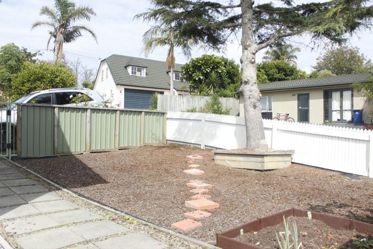 Photo of property in 1/32a Bronzewing Terrace, Unsworth Heights, Auckland, 0632