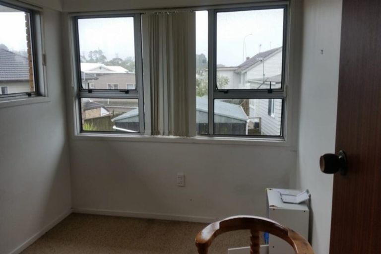 Photo of property in 1/940 East Coast Road, Northcross, Auckland, 0630