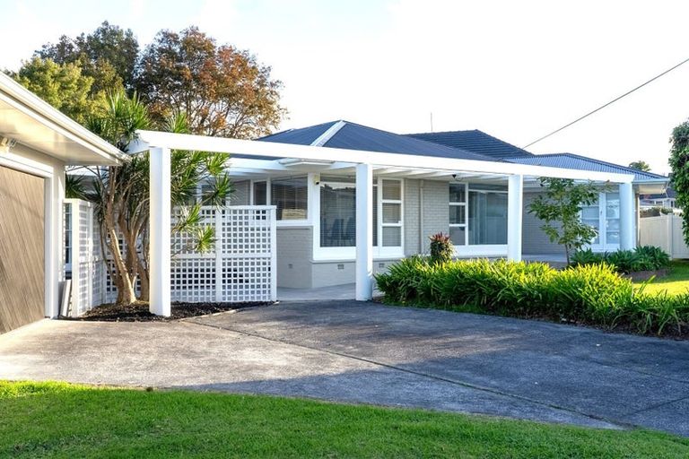 Photo of property in 33 Covil Avenue, Te Atatu South, Auckland, 0610