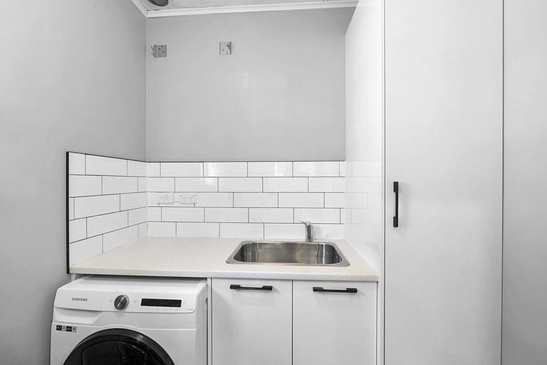 Photo of property in 4 Ward Place, Marfell, New Plymouth, 4310