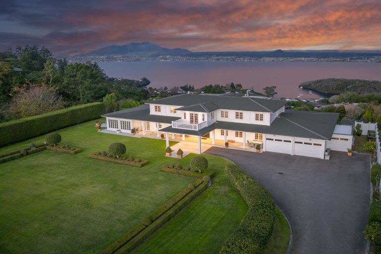 Photo of property in 423 Gillespie Place, Acacia Bay, Taupo, 3385