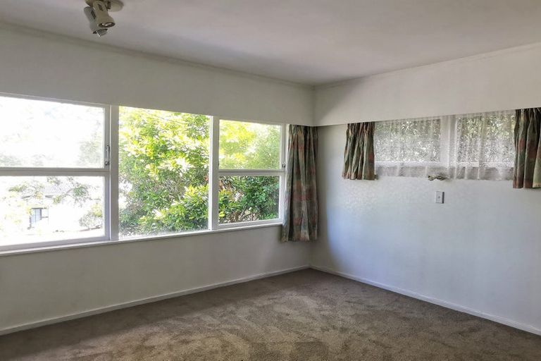 Photo of property in 13 Easton Park Parade, Glenfield, Auckland, 0629
