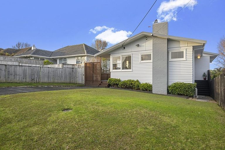 Photo of property in 5 Tauhara Street, Green Bay, Auckland, 0604