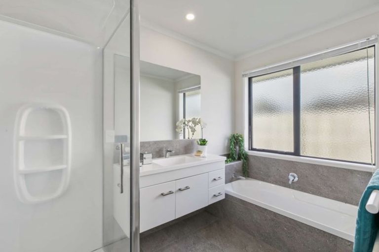 Photo of property in 37 Rainey Crescent, Papamoa Beach, Papamoa, 3118