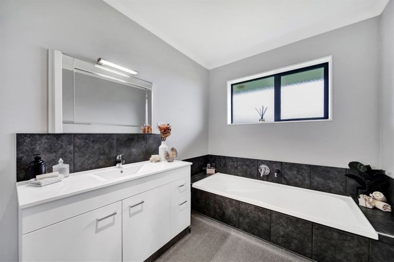 Photo of property in 121 Mercade Close, Stratford, 4332