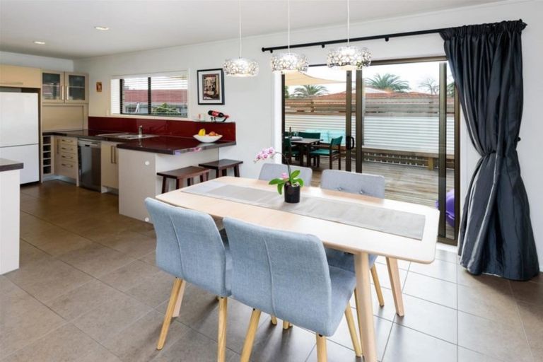 Photo of property in 2/15 Dowling Place, Pakuranga, Auckland, 2010