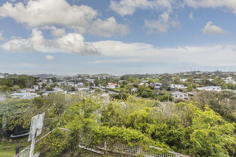 Photo of property in 9 Blandford Way, Newlands, Wellington, 6037