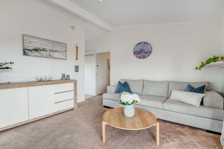 Photo of property in 7 William Bayes Place, Red Beach, 0932