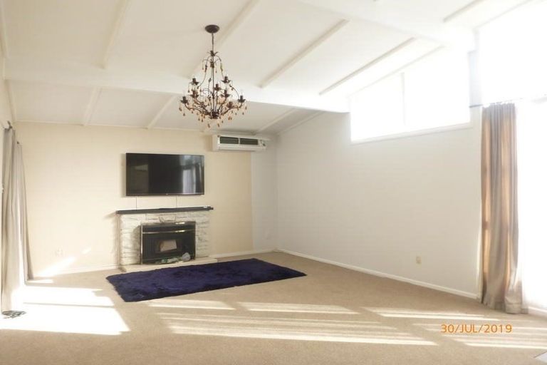 Photo of property in 16 Grimshaw Place, Henderson, Auckland, 0612