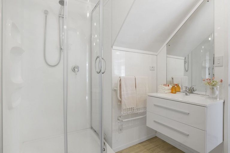 Photo of property in 6 Regal Place, Forrest Hill, Auckland, 0620