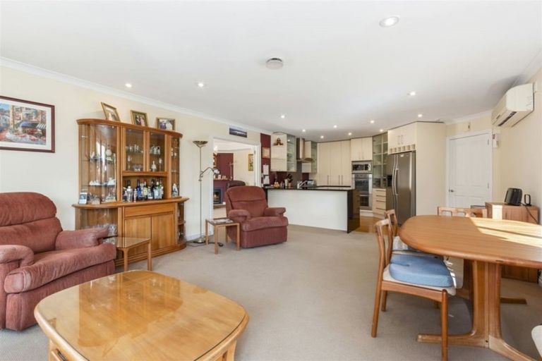 Photo of property in 18 Willowview Drive, Redwood, Christchurch, 8051