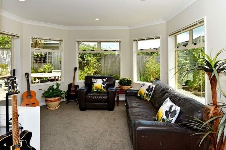 Photo of property in 32 Rising Parade, Fairview Heights, Auckland, 0632