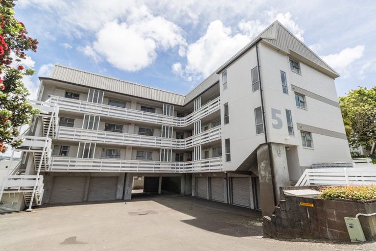 Photo of property in 5 Hawker Street, Mount Victoria, Wellington, 6011