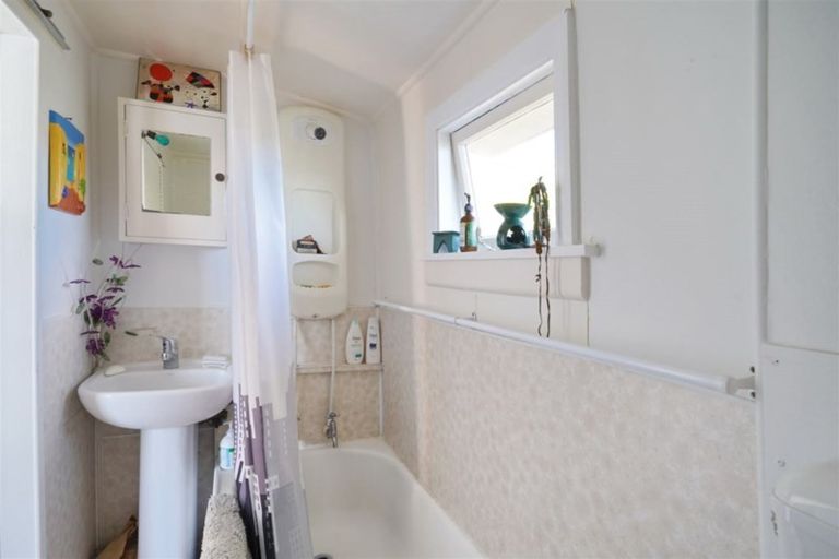 Photo of property in 23 The Brae, Mount Pleasant, Christchurch, 8081